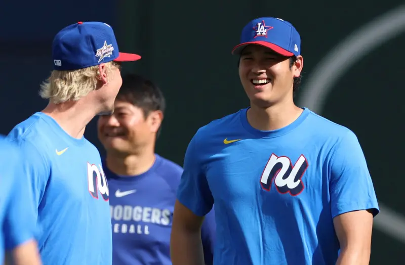 影／大谷翔平被逗笑了！被問「100大谷VS大猩猩誰贏？」他這樣說