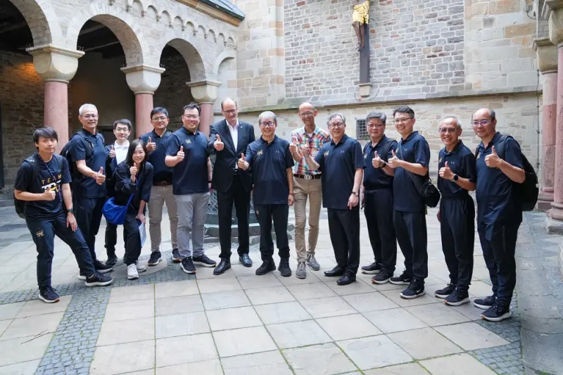 ▲教育部鄭英耀部長（右7）率世大運代表團成員至埃森大教堂祈福，由教堂副主教Klaus Pfeffer（左7）親自接待。（圖／教育部體育署提供）