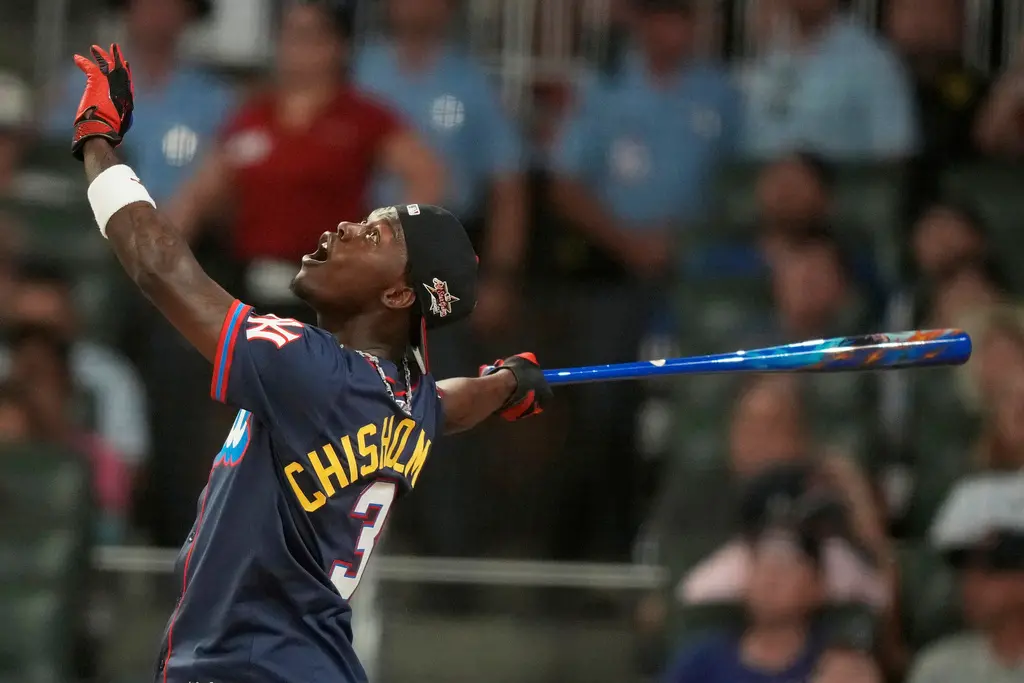 ▲紐約洋基人氣球星Jazz Chisholm Jr.全壘打大賽出怪招，直接拿出特製款的「鬼滅之刃」魚雷球棒參賽，試圖在場上施展「棒之呼吸」，結果首輪3分鐘只打出3轟，成績在8名參賽者中墊底出局。（圖／美聯社／達志影像）