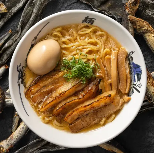 ▲麵屋武藏各家分店主題、菜單都不同，信義店主打「武藏」、「豚雞湯」、「魚介清湯」三種湯頭。（圖／麵屋武藏提供）