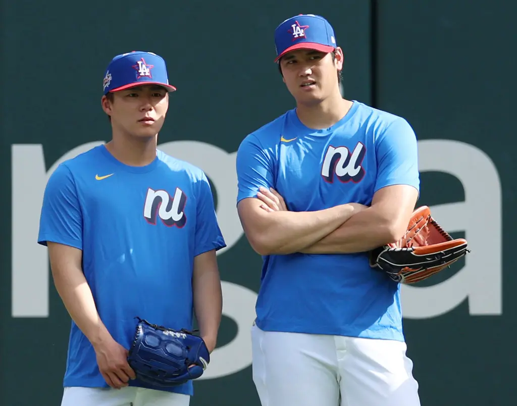 ▲洛杉磯道奇巨星大谷翔平（右）今日出席明星賽賽前媒體日活動時，被問到打擊、投球哪個更讓他熱血沸騰，大谷直言投手更容易遇到高張力的關鍵時刻，所以是投球。（圖／美聯社／達志影像）