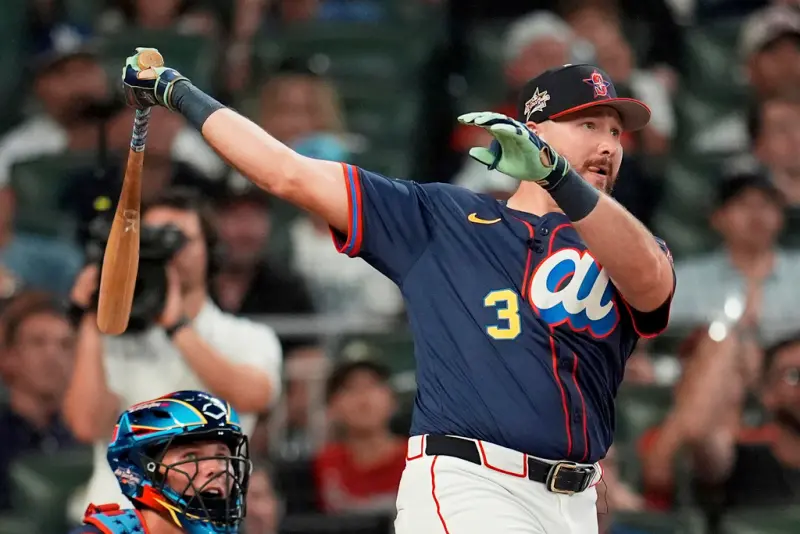 MLB／Raleigh全壘打大賽奪冠！一家3口共圓夢　老爸開球弟弟蹲捕