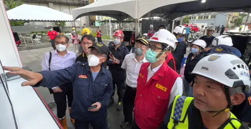 ▲市長陳其邁今天一大早又再到火場關切消防局救災進度。陳其邁強調，並要求環保局持續監控中，市府團隊也會繼續掌握狀況，以維市民朋友安全。（圖／高市府提供）
