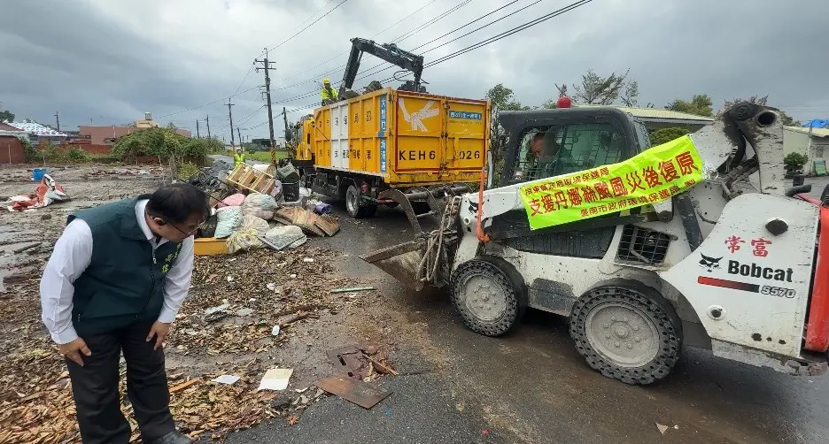 ▲市長黃偉哲今天上午前往鹽水區文昌里羊稠厝一帶，實地了解災後復原情形。（圖／南市府提供）