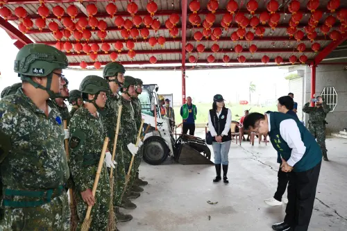 ▲黃偉哲深深一鞠躬感謝國軍弟兄、義消的協助，以及社會各界主動捐贈物資的善行。（圖／南市府提供）