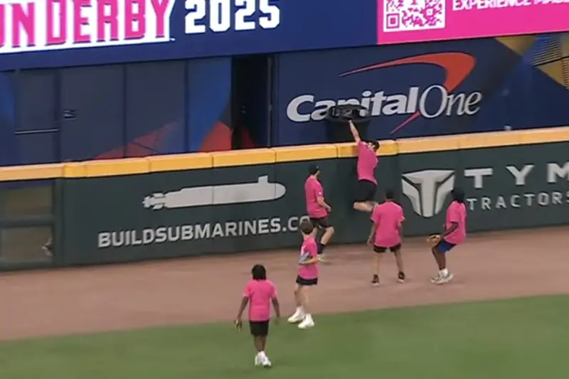 ▲本屆賽事中，僅22歲的坦帕灣光芒新星Junior Caminero表現驚豔，雖最終惜敗於西雅圖水手的強打者Tyler Locklear，不過他在場上轟出的一記即將成為全壘打的深遠飛球，竟然遭到球童接殺，後續判決引起熱議。（圖／翻攝自全壘打大賽影片）