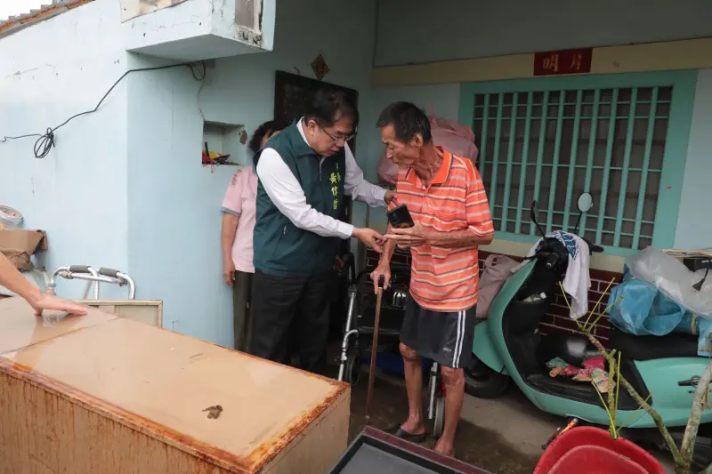 ▲台南市長黃偉哲日前前往受災嚴重的將軍區北嘉社區，關心災民、傾聽民眾訴求。（圖／南市府提供） 