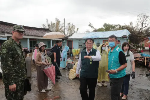 ▲黃偉哲今天偕同社會局局長郭乃文、將軍區區長許博森及台南市後備指揮部指揮官上校林嘉申前往將軍區北嘉社區，黃偉哲於慰問民眾時特別指示要確保基本民生需求。。（圖／南市府提供）