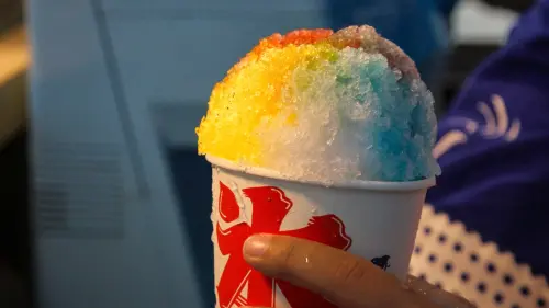 ▲ 「哈瑪星冰樂園」主題市集集結近40家特色品牌，包含日式刨冰、義式冰淇淋等沁涼消暑的冰品、清爽冰涼的飲品與香氣四溢的人氣美食，以及創意十足的文創手作商品。動。（圖／高市府文化局提供） 