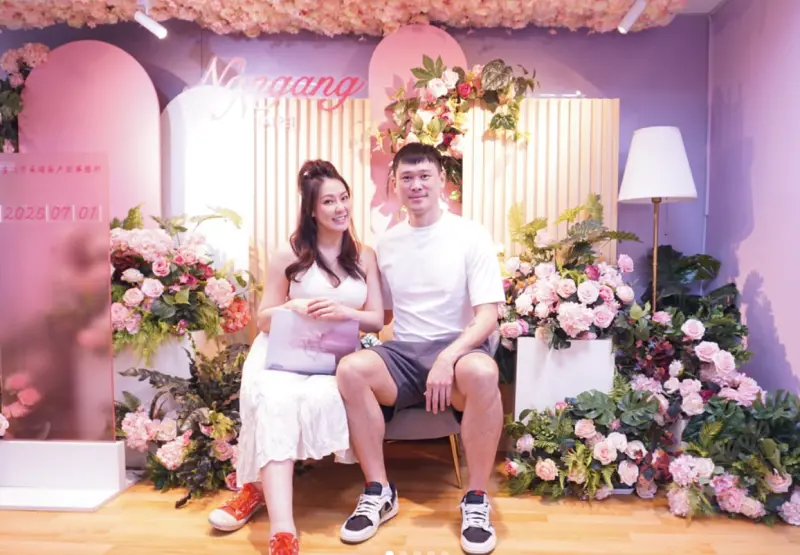 ▲劉雨柔（左）和胡凱翔（右）正在期待女兒「小花生」的誕生，昨天卻要面對愛貓MOA突然因為急性肺水腫猝逝的意外，劉雨柔發表文哀悼，希望MOA趕快投胎，來當自己的小孩，稱「媽媽的肚子等你回來」。（圖／摘自劉雨柔IG）