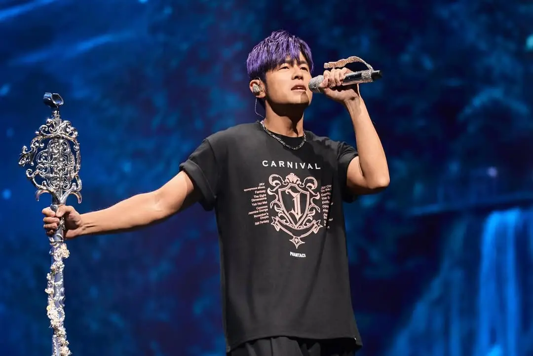 ▲周杰倫（如圖）近期用千萬粉絲帳號尋人，通緝其好友蔡威澤，對此粉絲倒是又驚又喜，直呼非常榮耀。（圖／杰威爾音樂提供）