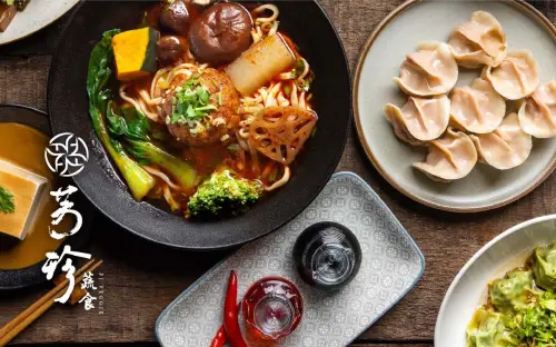 ▲八方雲集「芳珍蔬食」主打平價美味的鍋貼、水餃、麵食等蔬食料理；全台僅剩2間門市。（圖／翻攝自芳珍蔬食官網）