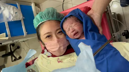快訊／蔡允潔生了！5分鐘擠出兒子「小福寶」長相神似媽媽
