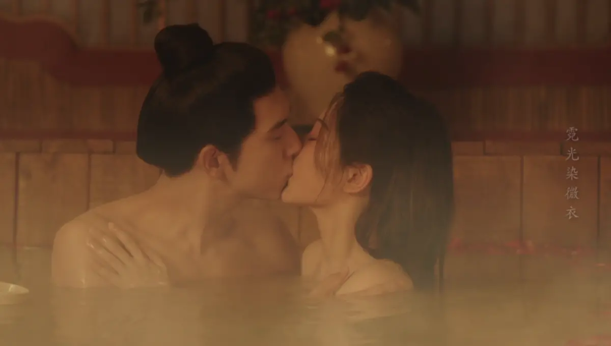 ▲《錦繡芳華》楊紫（右）、李現（左）「浴池裸吻」突破古裝尺度甜翻觀眾。（圖／翻攝自台灣大哥大MyVideo）