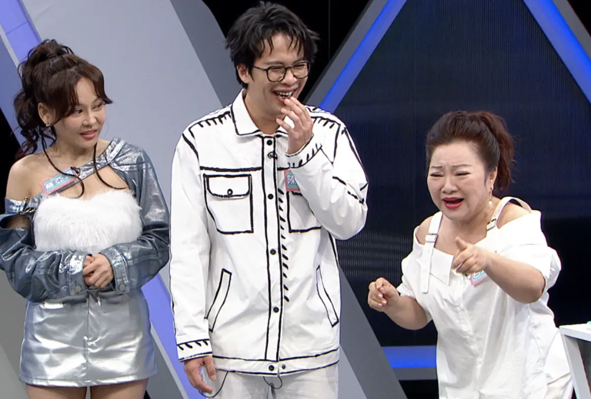 ▲白冰冰（右）提起昔日好友高凌風被槍擊的細節，表情活靈活現。她透露高凌風第一時間還沒感覺，被旁人提醒才發現自己在流血。而在場的張菲趕快躲到機車邊，沒想到車主正是兇手，還罵了他髒話。（圖／年代提供）