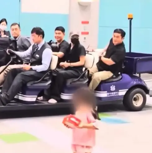 ▲GD離台來不及收小泡芙！不知所措看著小女孩離開　超萌反應全曝光。（圖／翻攝自Threads）