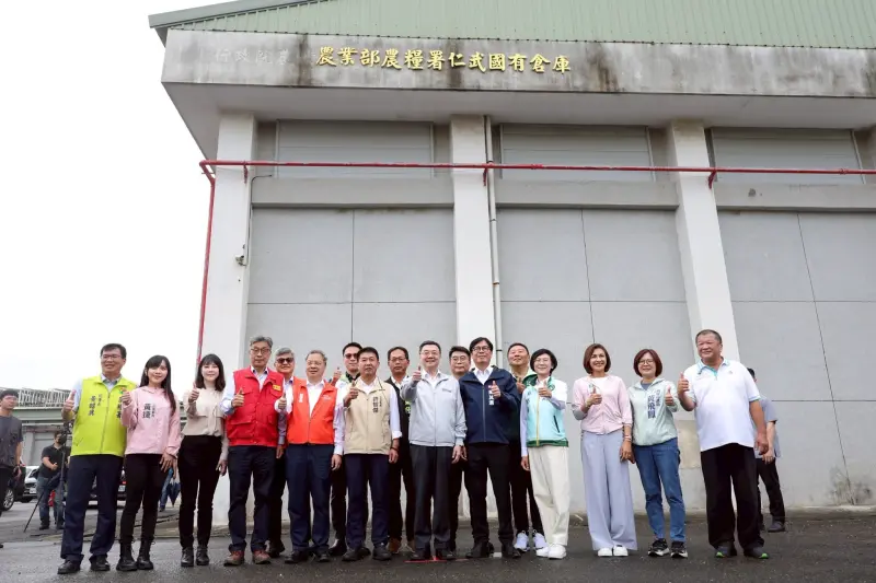 ▲卓榮泰視察農業部農糧署仁武倉庫，致詞時提及普發現金萬元，火力全開砲轟在野黨立委不會審預算、算預算就換別人來做。（圖／行政院提供）