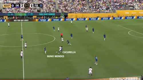 ▲圖八、Cucurella直接踢倒對手、又去推擠Zaire-Emery，又刻意碰撞Joao Neves，之後Joao Neves情緒失控拉了他的秀髮——這是紅牌動作，宣判了PSG這場比賽的死刑。（圖／徐有辰提供）