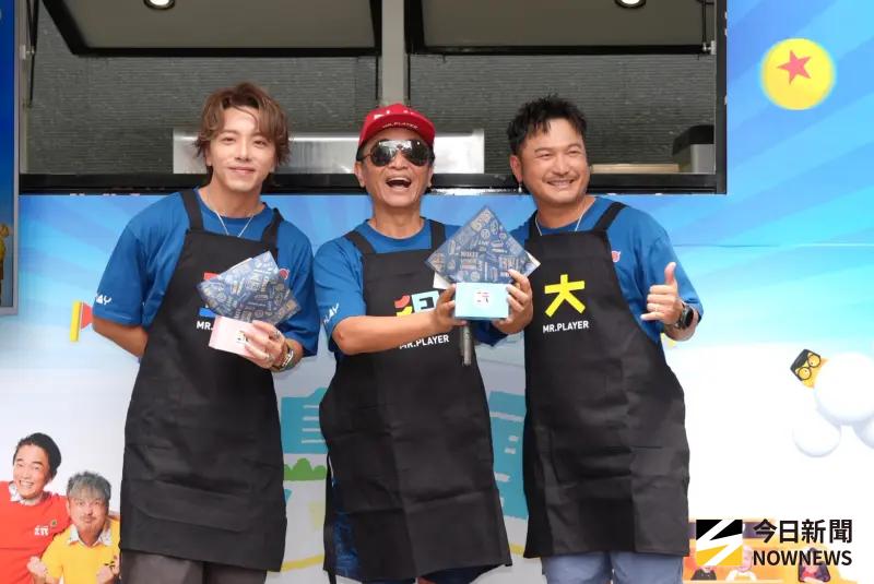 ▲藝人坤達（左起）、吳宗憲、KID主持《綜藝玩很大》11年，昨（23）日傳出因製作開銷高昂，該節目將收攤，對此今稍早三立電視回應，「年底還有出國大企劃，也會不斷翻新玩法。這個節目憲哥很有感情，玩粉也很凝聚，不會輕易放棄！」駁斥停播流言。（圖／記者嚴俊強攝）