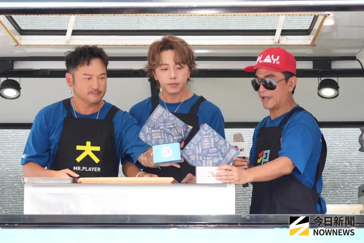 ▲由吳宗憲（右起）、坤達及KID（林柏昇）主持的實境綜藝節目《綜藝玩很大》日前爆出收攤，好在僅是虛驚一場，最新一集超有誠意，邀來韓國女神Solar頌樂、男團F.F.O助陣，祭出最新企劃「環島餐車」，眾人玩得不亦樂乎，笑聲與尖叫聲此起彼落。（圖／記者嚴俊強攝）