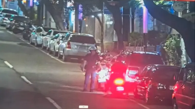 女騎士紅燈右轉被攔！「越級駕駛」追加罰單　她竟怒吼咬警