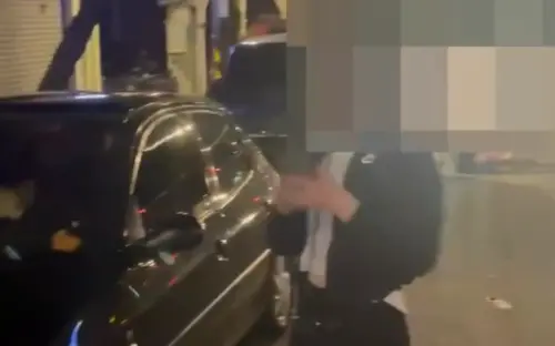 ▲女騎士不只闖紅燈，還被查出只有汽車駕照，並無機車駕照卻騎車上路。（圖／警方提供）