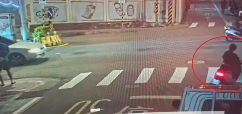 ▲郭姓女騎士紅燈右轉。（圖／警方提供）