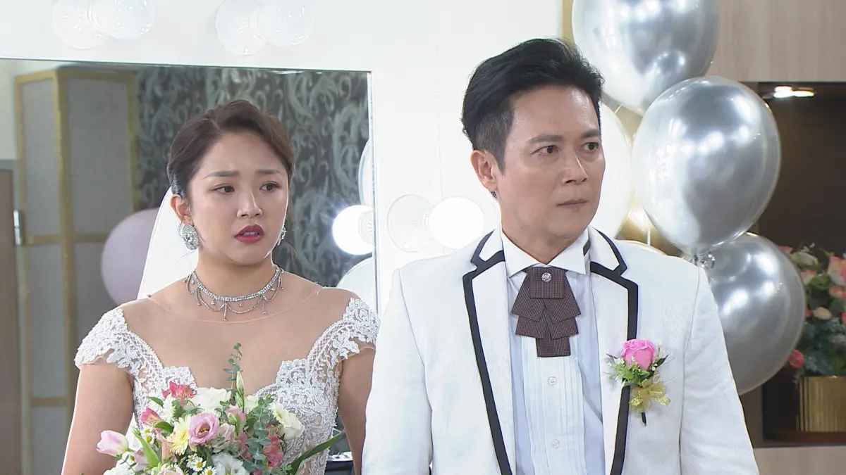 ▲賴慧如（左）跟王燦（右）在八點檔《好運來》中舉行婚禮，結果卻發現兒子吳東諺其實是公公龍天翔的種，身世劇情掀起高潮。（圖／民視提供）