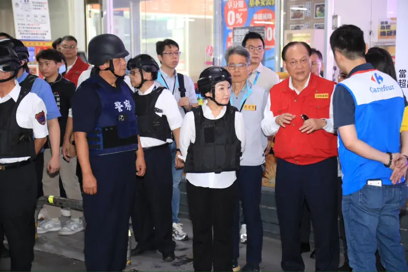 ▲台中市長盧秀燕在清水家樂福視察演習避難情形。（圖／台中市政府提供，2025.07.15）
