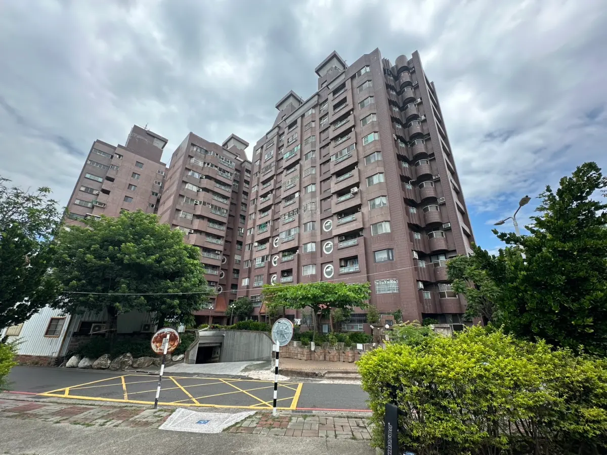 ▲內政部公布不動產資訊平台資料指出，六都各行政區中漲幅最高的行政區在桃園大溪，從去年平均每坪18.9萬元，上漲到25.8萬元，有漲就有跌，六都下跌最多的地方在台南佳里，均價從2字頭跌回1字頭。圖為台南佳里。（示意圖／台灣房屋佳里店提供）