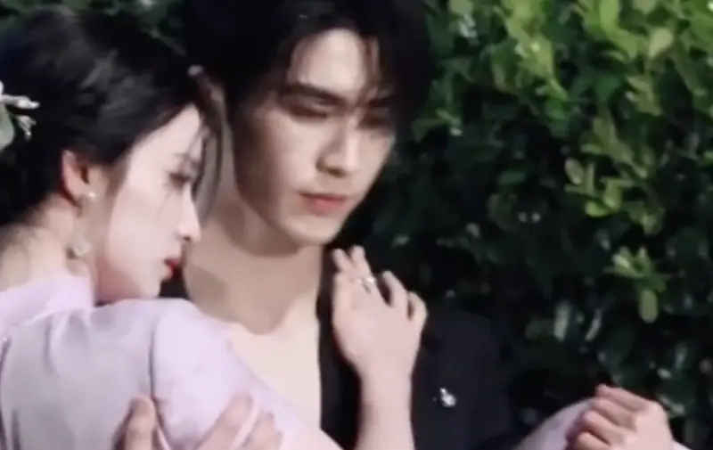 ▲中國女星王楚然（左）和男星張凌赫（右）合作新劇《這一秒過火》。近日劇組釋出她穿著旗袍濕身公主抱的畫面，好身材及大長腿引爆劇迷討論。（圖／翻攝自微博）