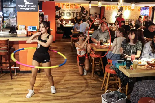 無畏破產！台灣Hooters辣妹早午餐　全球首賣「卡法司」罪惡美食
