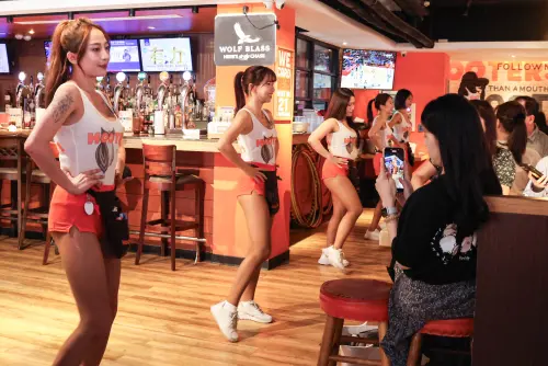 ▲Hooters Girls辣妹充滿活力的表演與服務，獨樹一幟。（圖／記者朱永強攝）