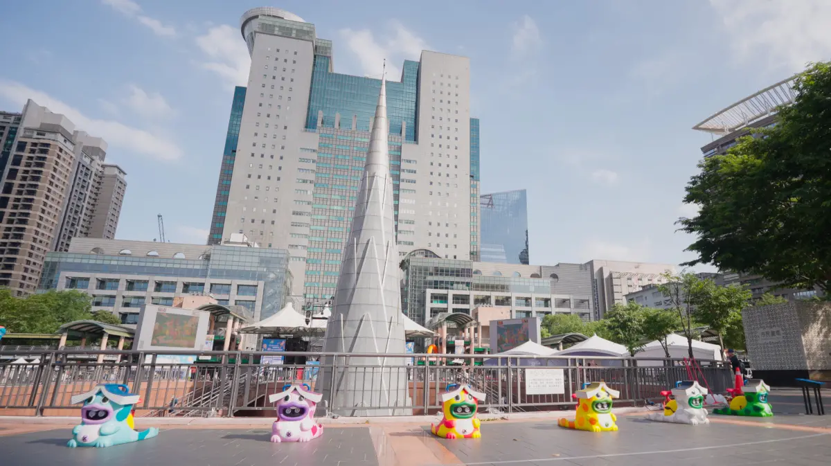 ▲日本藝術家吉井宏的「泡泡獸」，結合腳踏車與怪獸造型，踩動踏板就能吹出五彩泡泡，療癒又童趣。（圖／新北市文化局提供）