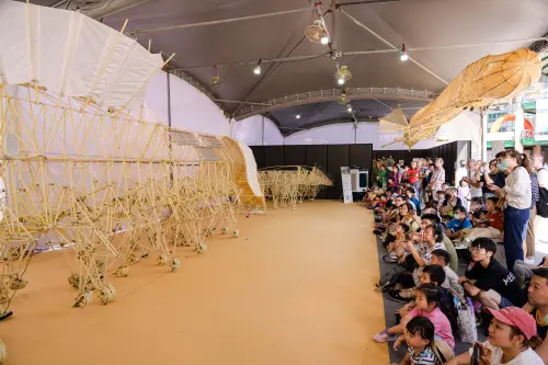 來自荷蘭的藝術家Theo Jansen以塑膠、木頭與尼龍布創作的「仿生獸」 ▲來自荷蘭的藝術家Theo Jansen以塑膠、木頭與尼龍布創作的「仿生獸」