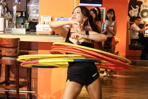 ▲不少跟著父母到餐廳的小孩，也會搶著與Hooters辣妹拚玩呼拉圈。（圖／記者朱永強攝）