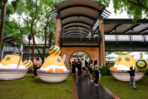 融合台日童玩文化的「芒果冰劍玉」。 ▲融合台日童玩文化的「芒果冰劍玉」。