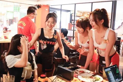 ▲用餐消費者可挑戰，猜中時間就送菜。（圖／記者朱永強攝）