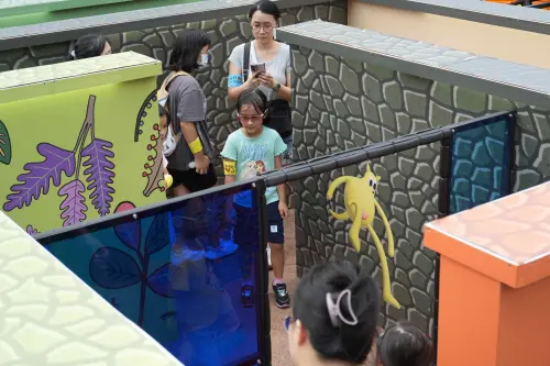 「彩虹迷宮」是由藝術家許庭甄創作的大型沉浸式裝置《繞尾巴》。 ▲「彩虹迷宮」是由藝術家許庭甄創作的大型沉浸式裝置《繞尾巴》。