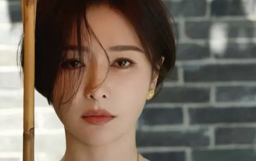 ▲秦嵐因為確診聲帶閉合不全，導致聲音沙啞。（圖／秦嵐微博）