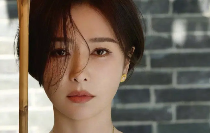 ▲中國45歲女星秦嵐（如圖），近日她被拍到深夜前往小9歲男友魏大勛的家中溫存，消息一出瞬間登上微博熱搜。（圖／秦嵐微博）