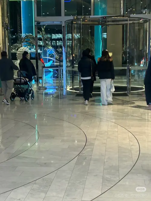 ▲有網友在小紅書分享自己在澳洲雪梨巧遇小S一家。（圖／翻攝自小紅書）