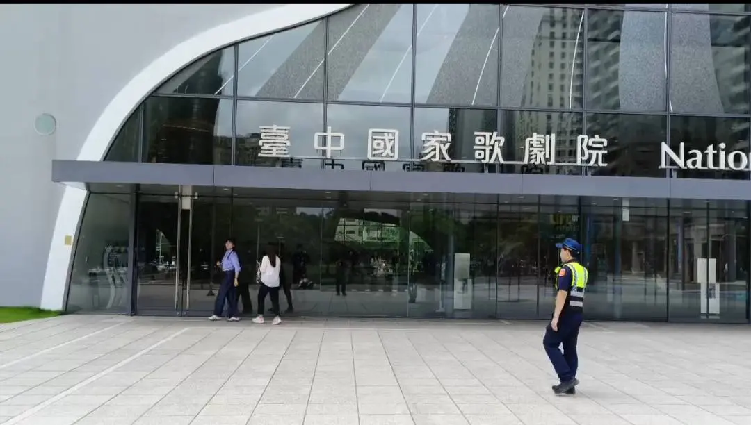 ▲警方全面動員，加強交通疏導、管制車流，引導民眾就地避難(圖／柳榮俊翻攝2025.7.15)