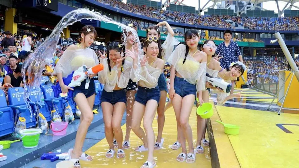 ▲中信兄弟本月12、13日在台中洲際棒球場舉辦受到熱烈歡迎的「涼水祭」主題日活動2天內吸引超過2.8萬名球迷進場，但疑似有部分球迷發生失控行為，不僅將水噴向啦啦隊成員的眼睛，更有網友爆料有人將尿液、啤酒等不明液體裝入水槍中。（圖／取自Passion Sisters中信兄弟啦啦隊粉專）