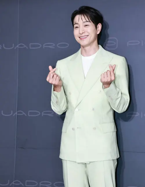 ▲鄭星一對鏡頭比手指愛心很可愛。（圖／記者吳翊婕攝）