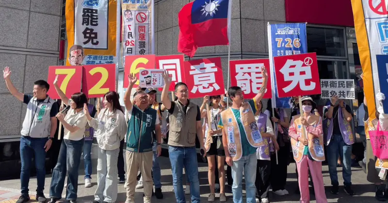 ▲力挺罷免　康家瑋上街頭：下架萬年立委（圖／康家瑋臉書）