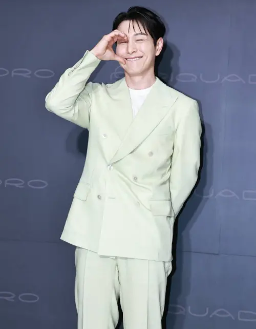 ▲鄭星一害羞的比了臉頰愛心。（圖／記者吳翊婕攝）