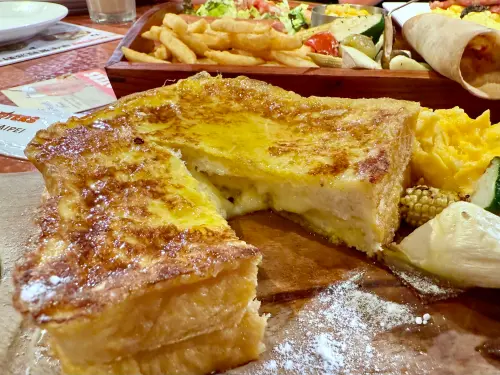 ▲全球首賣！台灣Hooters辣妹早午餐「卡法司」罪惡美食，法式吐司夾起司。（圖／記者蕭涵云攝）