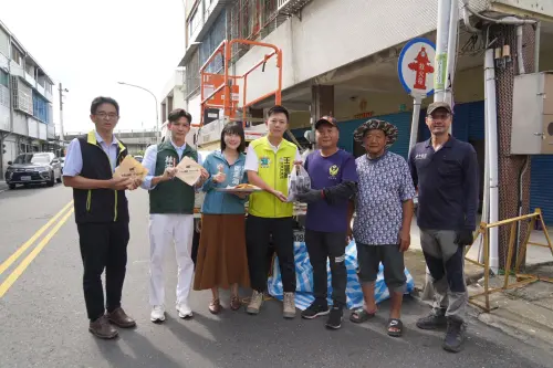 ▲高雄市議員鄭孟洳、高雄市議員參選人林浤澤與崧鶴集團，包下餐車深入台南災區，為第一線救災人員、清潔隊員、台電搶修人員及志工們送上暖心熱食。（圖／市議員鄭孟洳辦公室提供）