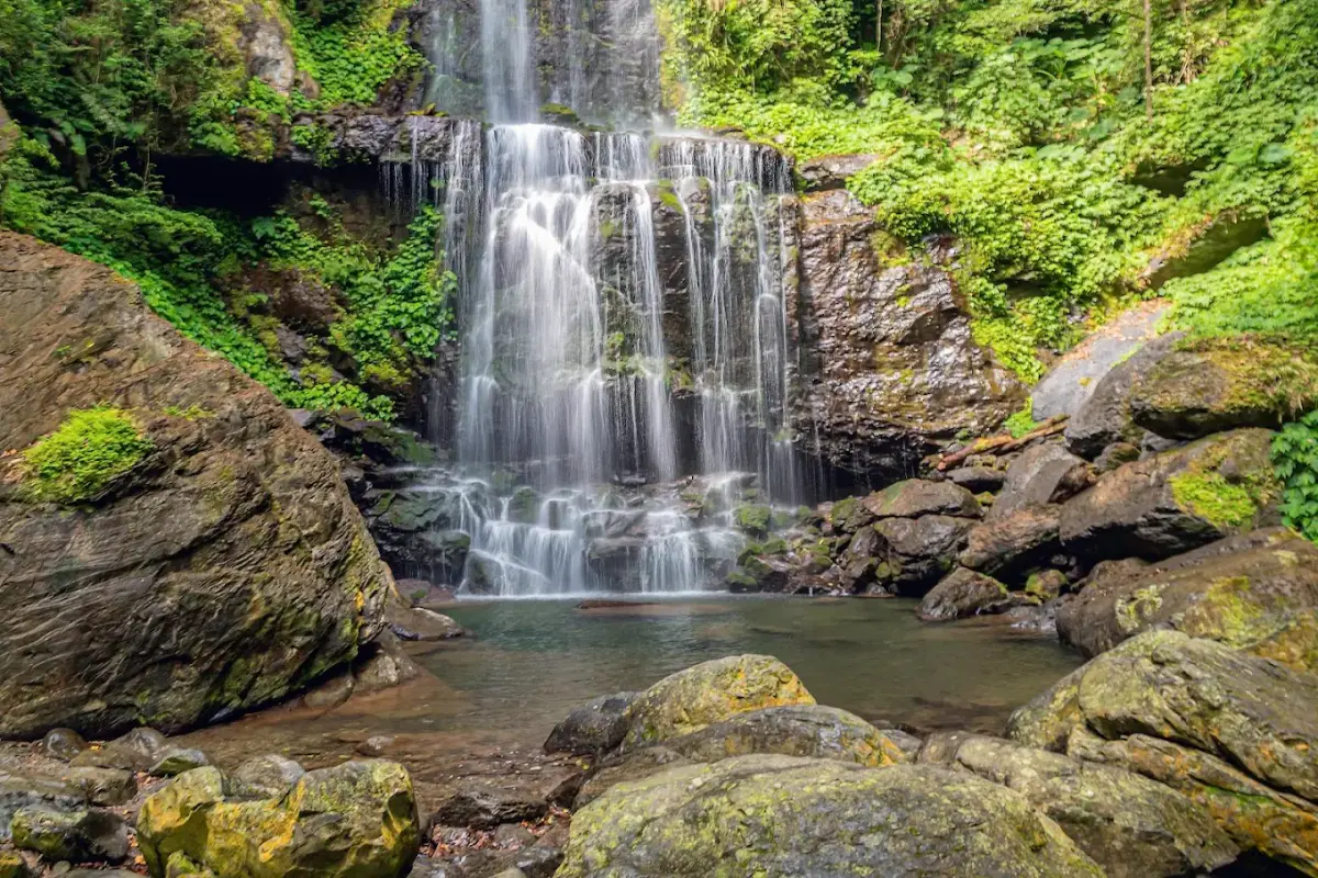 ▲暑假天氣熱，山林裡的瀑布是天然的消暑秘境，而在新北市除了知名的十分瀑布、黃金瀑布外，其實還有不少秘境瀑布。圖為三峽雲森瀑布，免門票、難度低。（圖／Google評價）